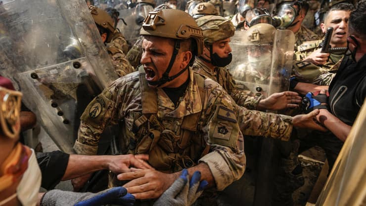 צבא לבנון מפזר בכוח הפגנה בעקבות המשבר הפוליטי