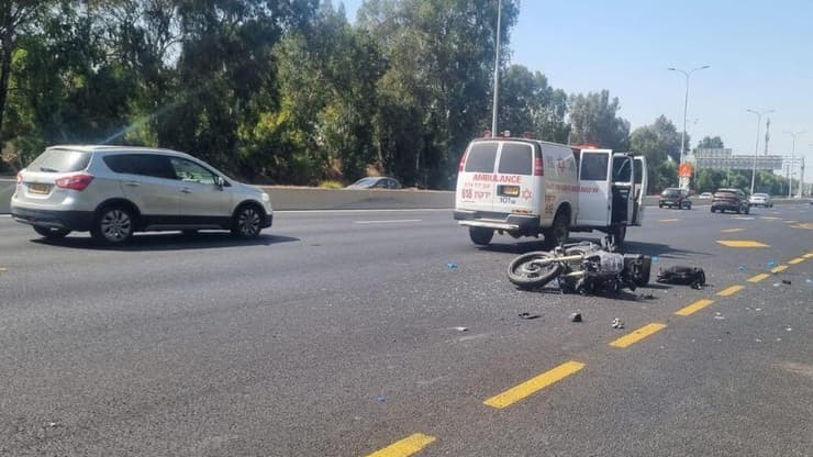 זירת התאונה בכביש 2 סמוך למחלף כפר שמריהו