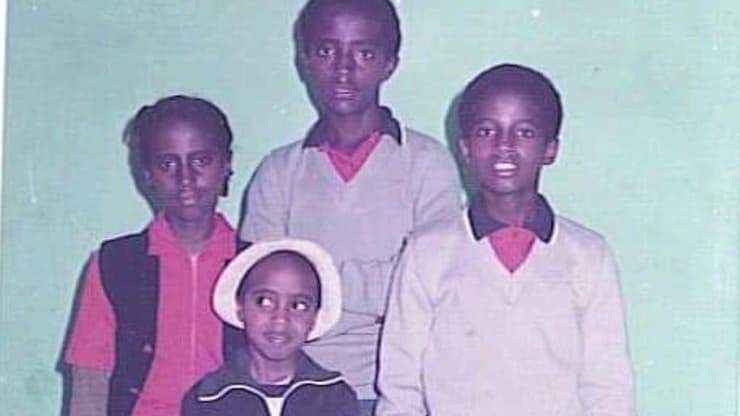 ד"ר יצחק (בשורה הראשונה משמאל) עם אחיו, באתיופיה