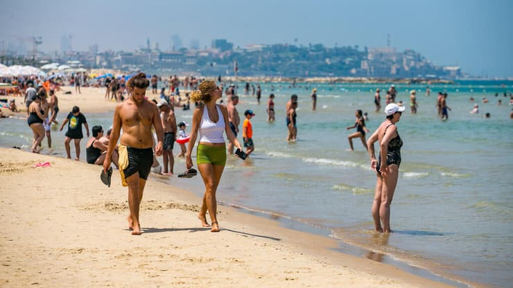מבלים בחופי תל אביב בגל החום הקיצוני