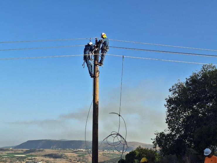 תיקון עמוד חשמל במרחב אביבים שניזוק בעקבות מטחי הירי מלבנון
