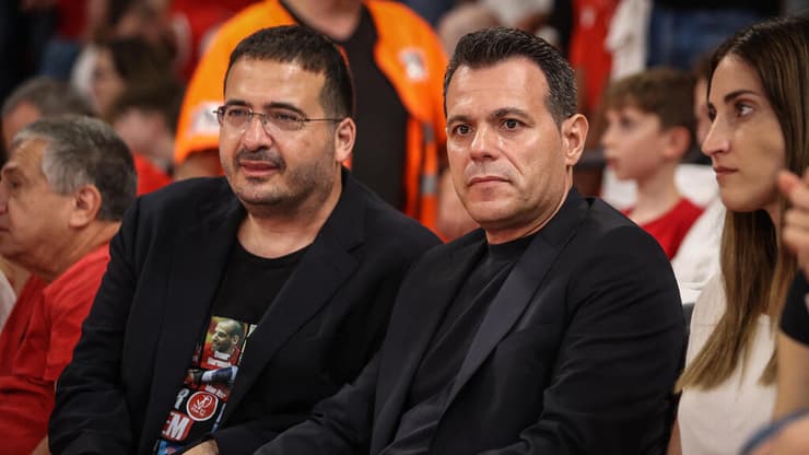 הוא וינאי נמצאים בקשר טוב. איטודיס לצד בעלי הפועל ת"א בדרבי בעונה שעברה (צילום: עוז מועלם) הפועל ת"א מכבי ת"א