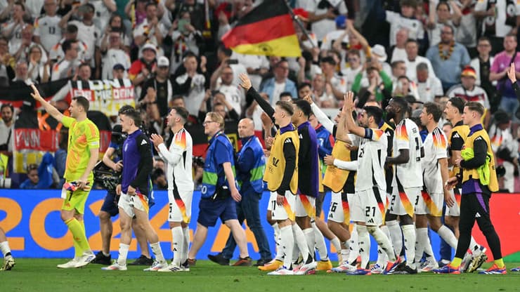 שחקני נבחרת גרמניה חוגגים עם הקהל