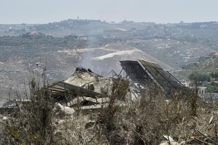 הנזק בג'נאתא, אתמול. צה"ל לא קיבל אחריות לתקיפה, שלפי דיווחים בוצעה מהים (צילום: EPA/WAEL HAMZEH) הנזק בג'נאתא