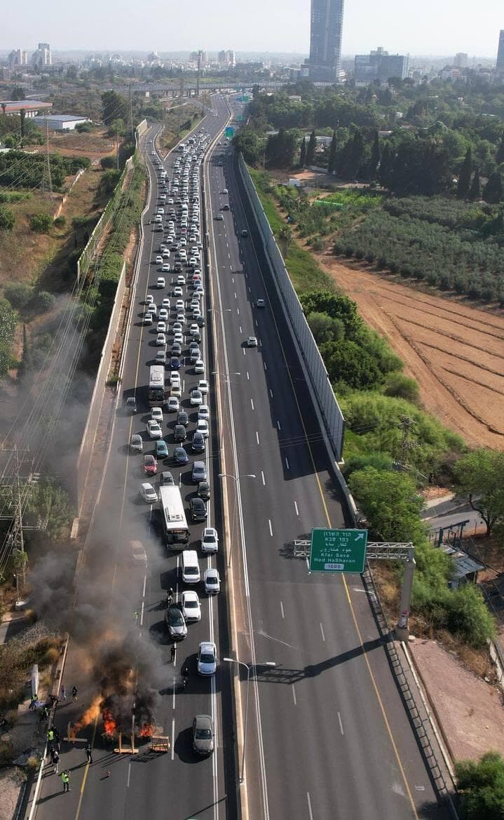 לוחמי יום כיפור חוסמים את כביש 4