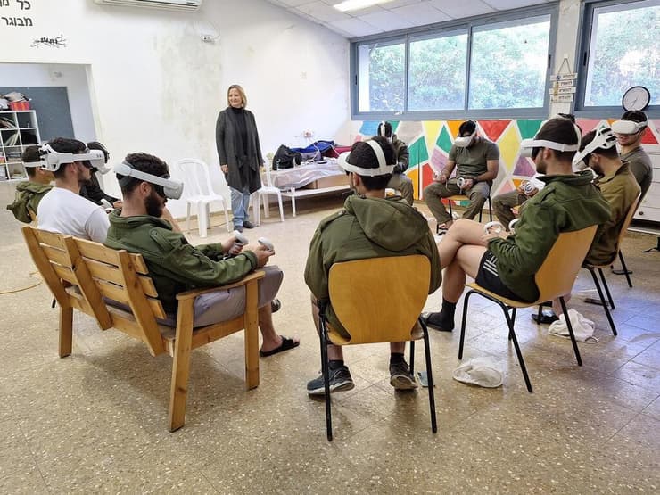 חיילים עוברים טיפול באמצעות מציאות מדומה Smart Therapy
