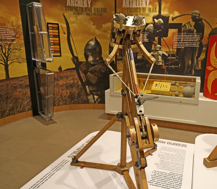 מכונת שיגור רומית מסוג סקורפיון (מוזיאון הצבא הרומי, החומה ההדריאנית, אנגליה)