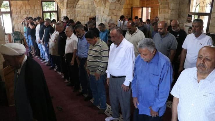 כתב אל-מנאר מפרסם תמונות מתפילות חג הקורבן בעיירות דרום לבנון, כדי להראות  שהתושבים נשארו באזור למרות התקיפות