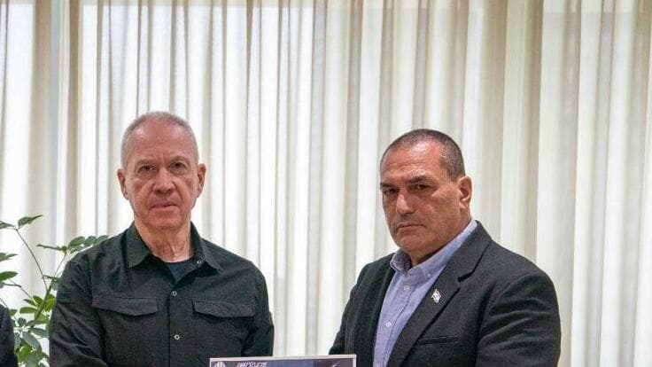 מנכ"ל משהב"ט וראש 'סיבט' מגישים את דוח הייצוא הביטחוני לשר הביטחון