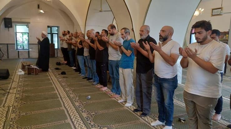 כתב אל-מנאר מפרסם תמונות מתפילות חג הקורבן בעיירות דרום לבנון, כדי להראות  שהתושבים נשארו באזור למרות התקיפות