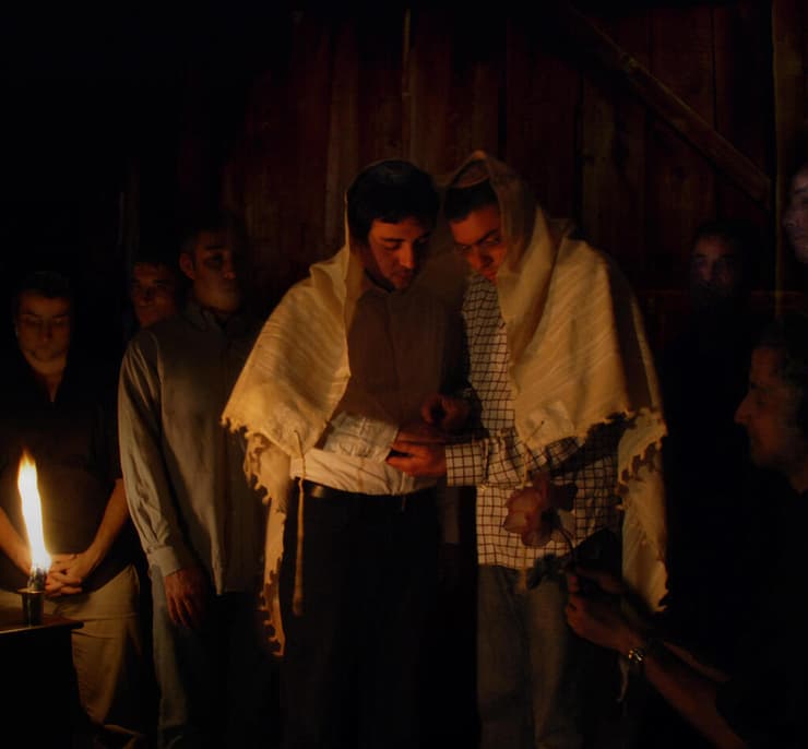 חתונה יהודית – צילום של יצחק וולף המופיע בתערוכה. פינה מיוחדת מוקדשת ללהט"בים