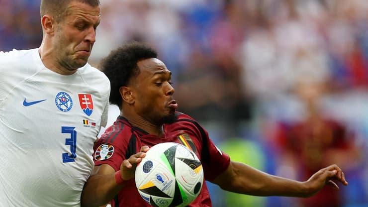 זוהתה בזכות טכנולוגיה חדשנית. נגיעת היד של לואיס אופנדה ( REUTERS/Lee Smith) נגיעת היד של שחקן נבחרת בלגיה לואיס אופנדה נגד סלובקיה