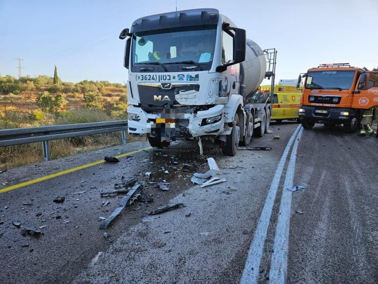 תאונה בין רכב פרטי למשאית בכביש 465