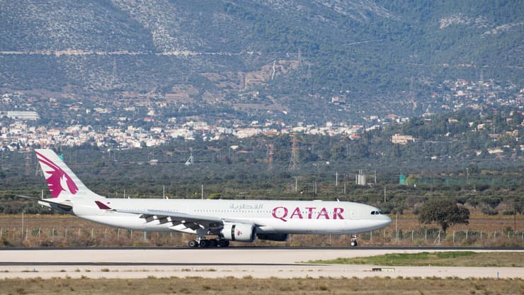 מטוס של קטאר איירווייז בנמל התעופה באתונה, ארכיון
