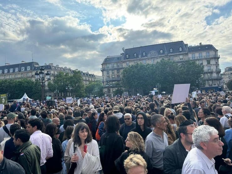 הפגנה גדולה בפריז בעקבות האונס של הנערה היהודייה