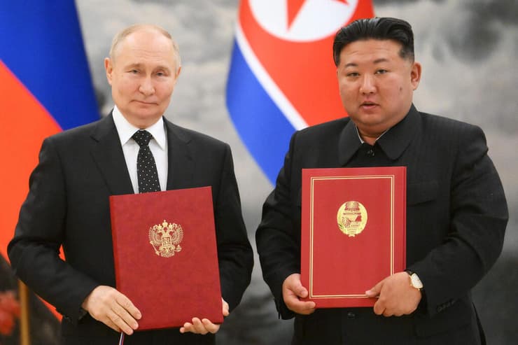 נשיא רוסיה פוטין ו רודן צפון קוריאה קים ג'ונג און ב פסגה ב פיונגיאנג