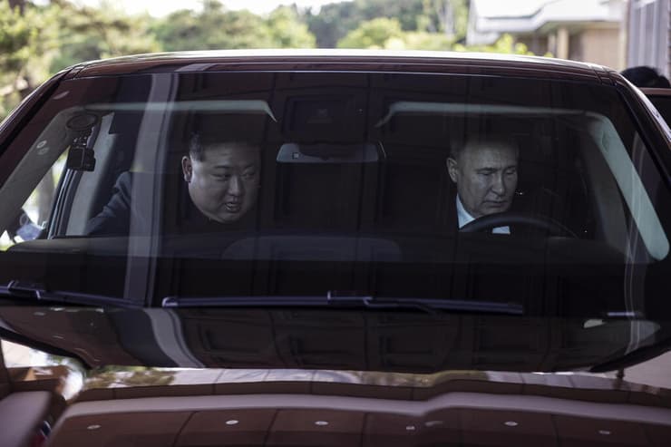 נשיא רוסיה פוטין ו רודן צפון קוריאה קים ג'ונג און נוסעים ב לימוזינה מדגם היוקרה הרוסי אאורוס ב פיונגיאנג
