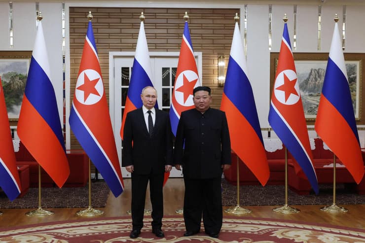 נשיא רוסיה ולדימיר פוטין עם רודן צפון קוריאה קים ג'ונג און בביקור ב פיונגיארנג