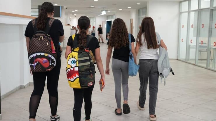 "כבר בתקופת בית הספר, צריך לתת לנערות את הכלים המתאימים". תלמידות בבית ספר בשדרות (צילום: תומר שונם הלוי ) סיום שנת הלימודים בשדרות