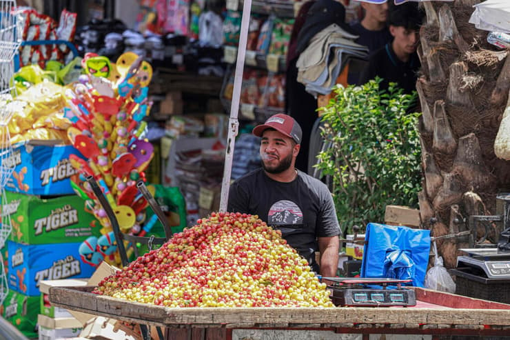 פלסטיני מעשן בשוק