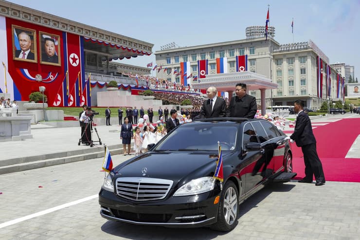 נשיא רוסיה ולדימיר פוטין עם רודן צפון קוריאה קים ג'ונג און בביקור ב פיונגיאנג