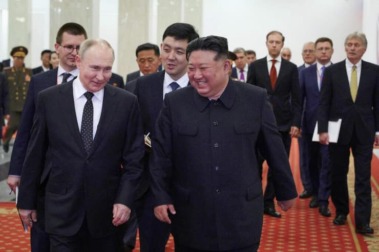 נשיא רוסיה פוטין ו רודן צפון קוריאה קים ג'ונג און ב פסגה ב פיונגיאנג