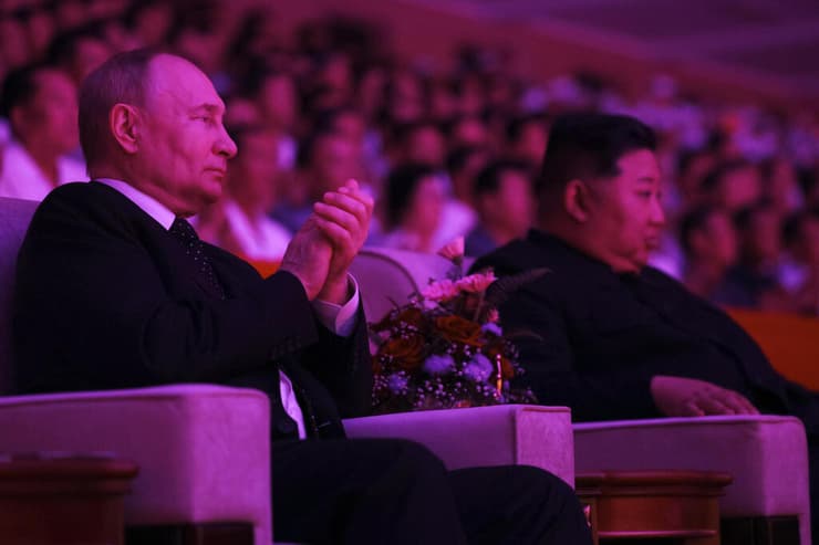 נשיא רוסיה פוטין ו רודן צפון קוריאה קים ג'ונג און צופים ב קונצרט ב פיונגיאנג