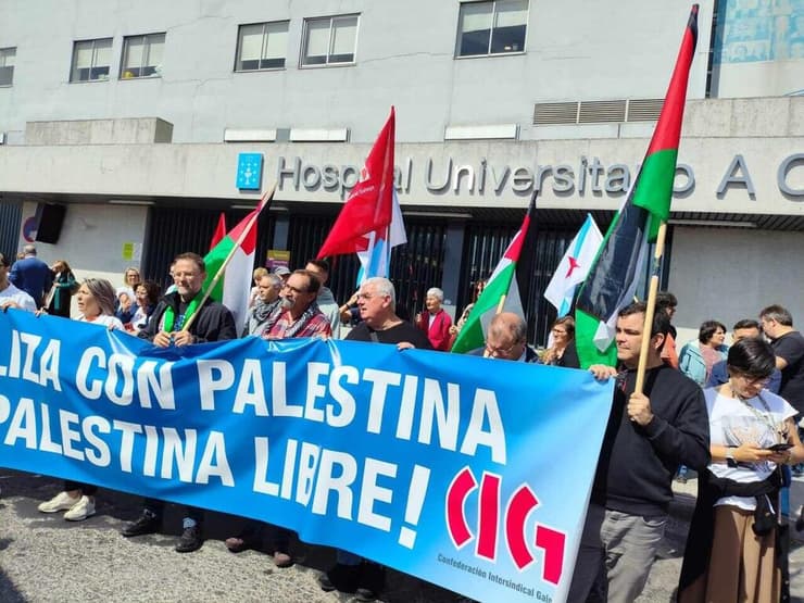 שלט חוצות דיגיטלי עם השוואה  של  היטלר לנתניהו  בכפר בספרד