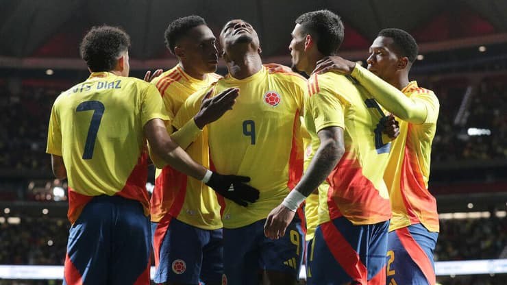 שחקני נבחרת קולומביה חוגגים