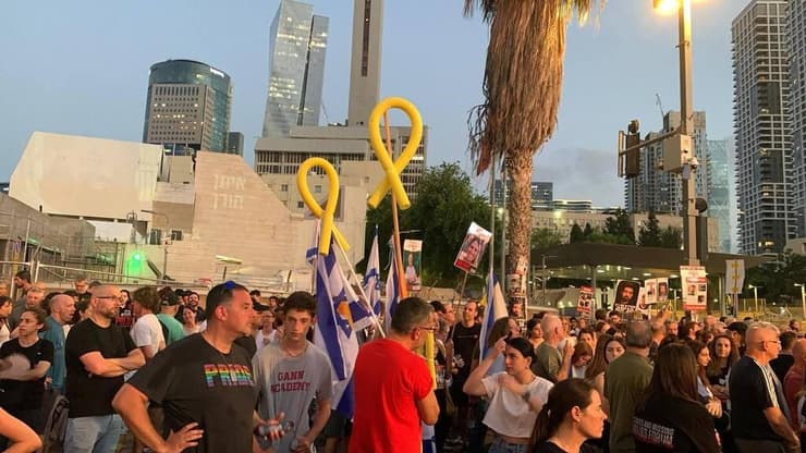 העצרת בכיכר החטופים בתל אביב ביום ה-260 למלחמה