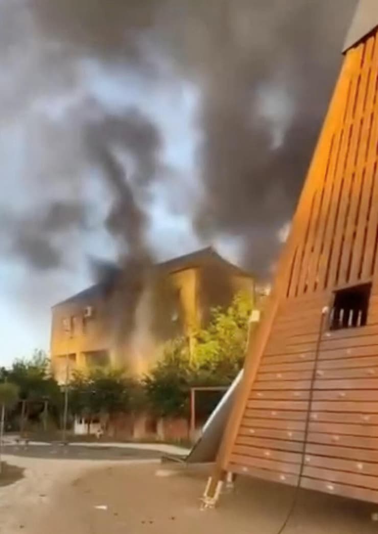 מבנה עולה באש ב דרבנט מתקפת טרור בחבל דגסטן ב רוסיה פיגוע