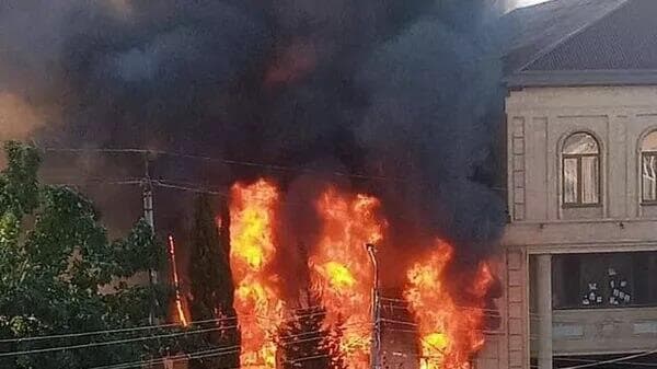 רוסיה העיר דרבנט ירי לעבר בית כנסת אש בוערת באזור