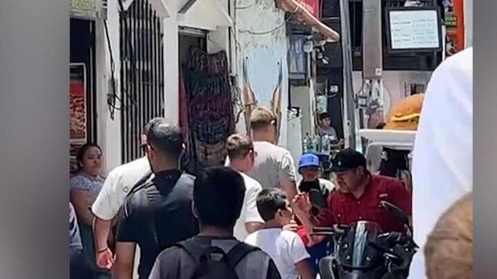 יאיר נתניהו יוצא ממסעדת סן פדרו בגוואטמלה