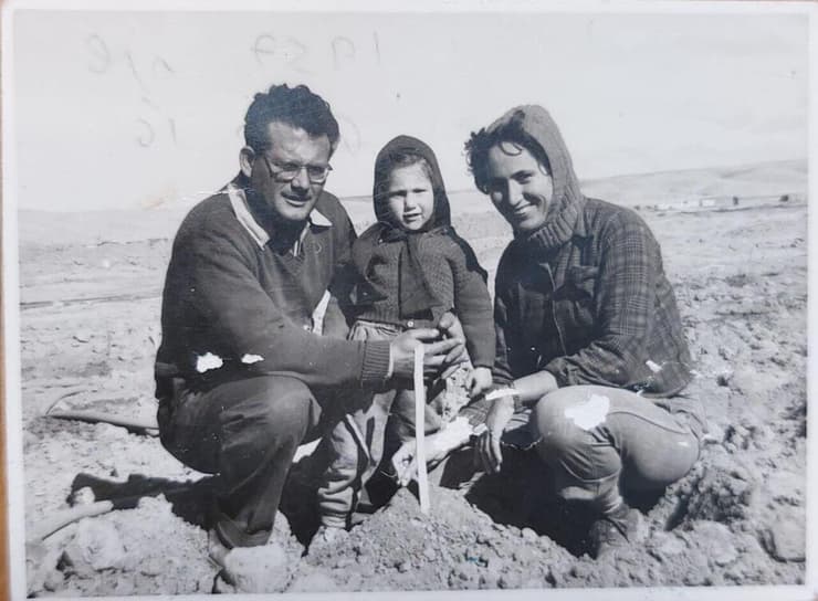 ליאורה עם אביה ואמה זאב ורותה מייסדי קיבוץ שדה בוקר  
