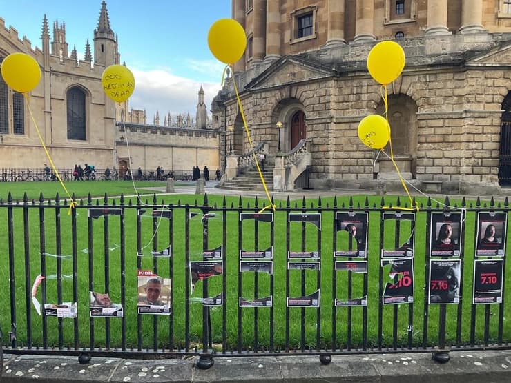 השחתת כרזות למען החטופים באוקספורד
