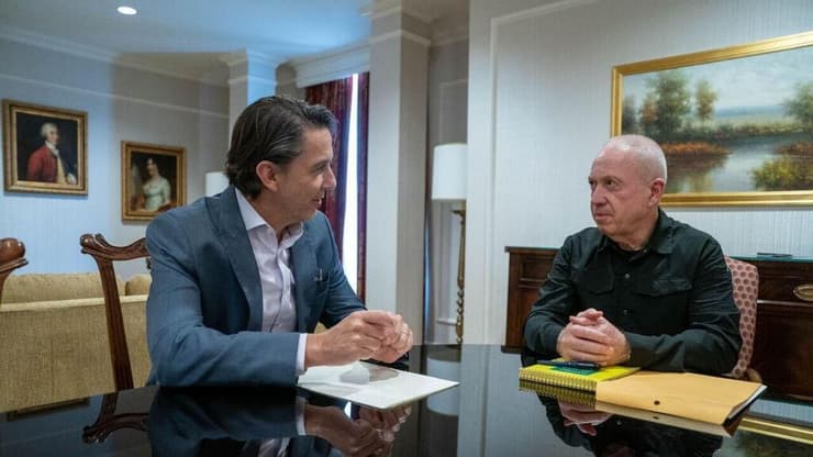 שר הביטחון יואב גלנט בפגישה עמוס הוכשטיין