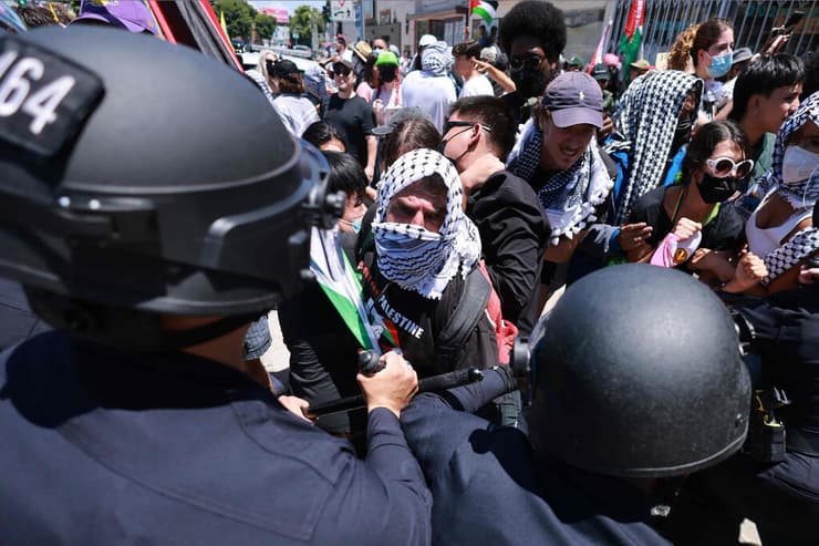 עימותים בין פרו-פלסטינים לתומכי ישראל ברחובות לוס אנג'לס