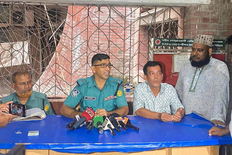 מסיבת עיתונאים של משטרה בנגלדש בעקבות מותו של ה תליין שהג'נאח בויה
