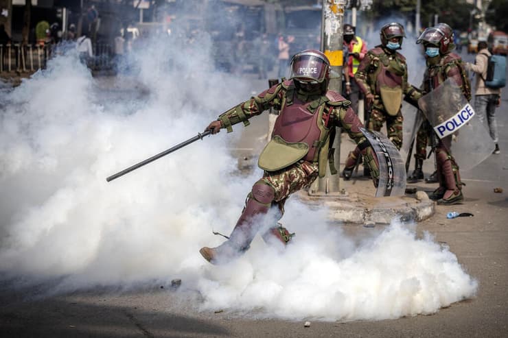 קניה פריצה ל פרלמנט ניירובי מפגינים זועמים על העלאת מיסים