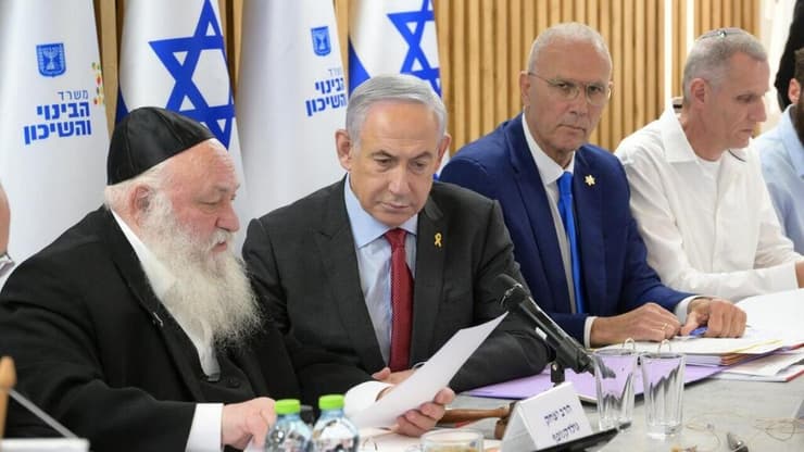 בנימין נתניהו ויוסי שלי (צילום: עמוס בן גרשום, לע"מ) בנימין נתניהו ויוסי שלי