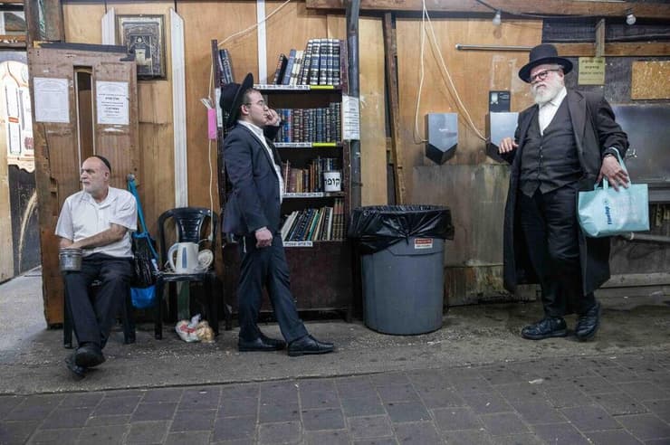 הכניסה לבית הכנסת העמוס בבני ברק