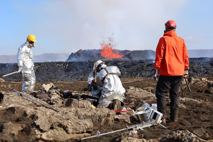 וולקנולוגים וגאוכימאים מתכוננים לקראת דגימת לבה במהלך התפרצות הר הגעש פאגרדארספיאטל ביולי 2023