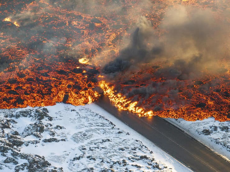 לבה על הכביש הראשי בגרינדאוויק, בהתפרצות האחרונה באיסלנד