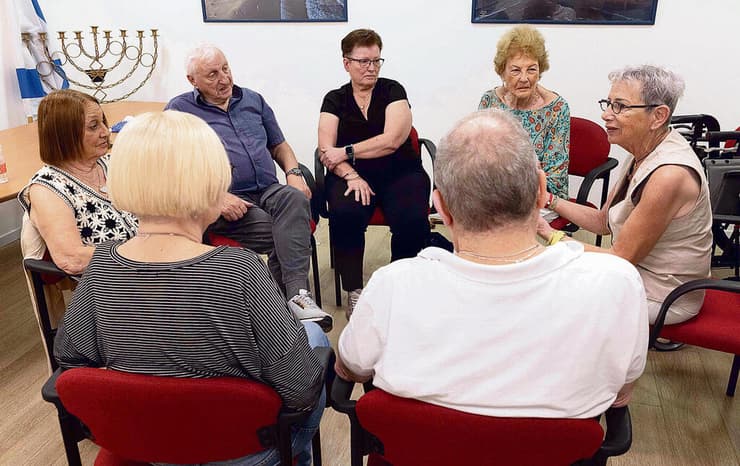 משתפים, כואבים, תומכים. קבוצת הסבים והסבתות השכולים (צילום: טל שחר) yk13978141