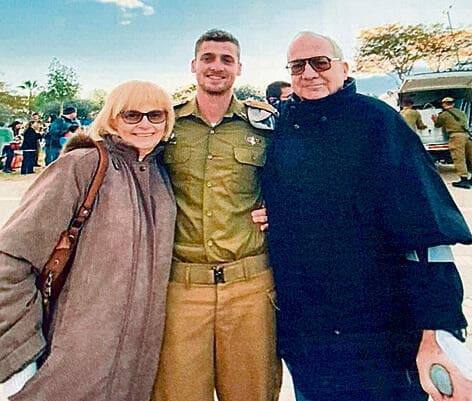 "זה כמו לאבד חלק ממני". דני ושוש, עם נכדם אסף מסטר ז"ל yk13978324