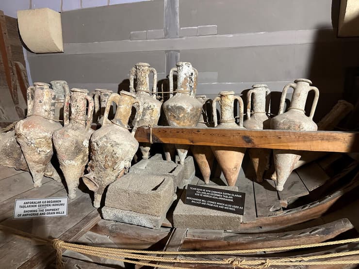 אמפורות שהתגלו על ספינת קירניה העתיקה, שטבעה מול חופי קפריסין