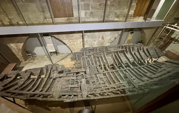 שרידי ספינת קירניה העתיקה, שטבעה כקילומטר מחופיה הצפוניים של קפריסין, מוצגים במוזיאון של טירת קירניה בקפריסין