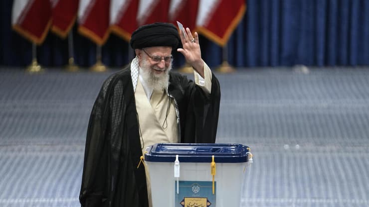 המנהיג העליון של איראן עלי חמינאי מצביע ב טהרן 28 ביוני בחירות לנשיאות