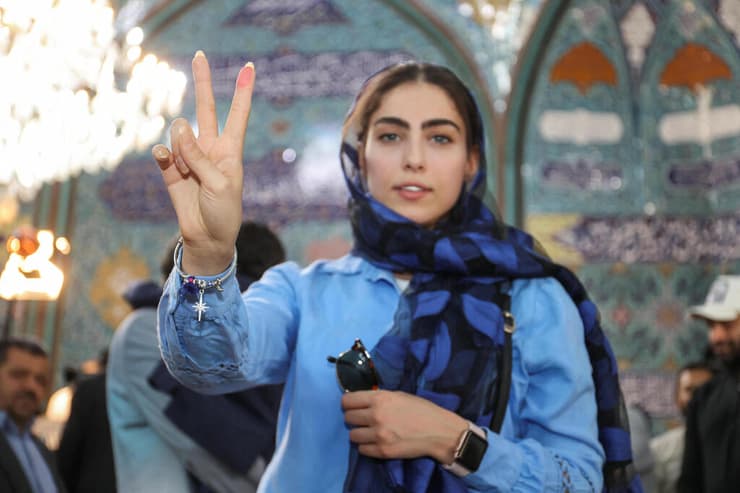 מצביעים ב בחירות לנשיאות איראן ב טהרן 28 ביוני 