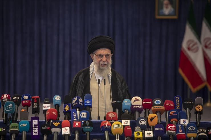 המנהיג העליון של איראן עלי חמינאי מצביע ב טהרן 28 ביוני בחירות לנשיאות